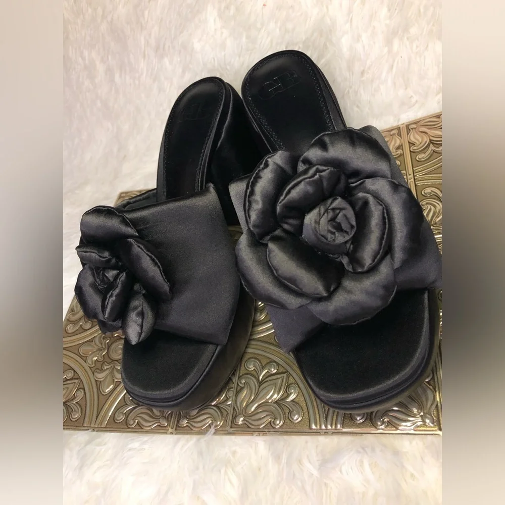 Gianni Bini Black Satin Floral Platform Shoes size 7.5 NWOT